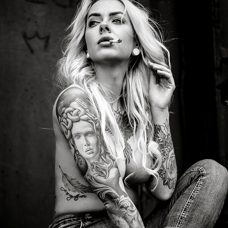 Tattoo und Erotic-Model Liska Ruschnic zurück aus den USA